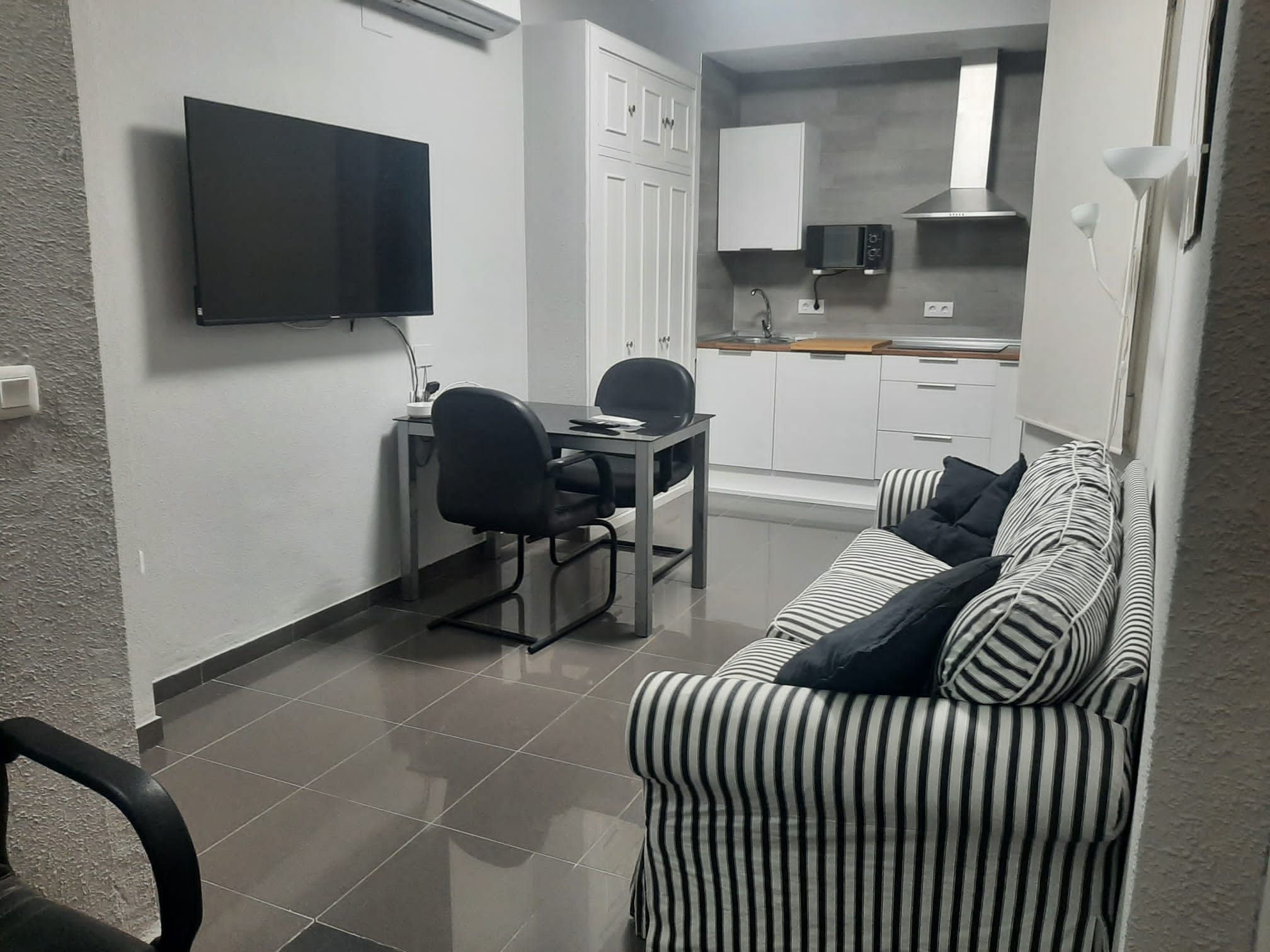 Sala d'estar de Pis de lloguer en Villaverde del Río amb Aire condicionat, Terrassa i Moblat