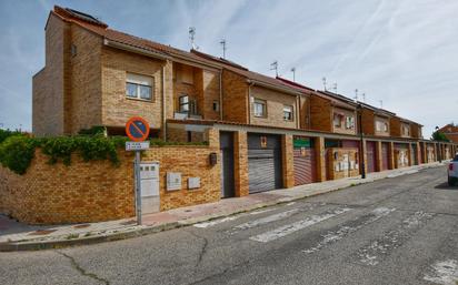 Vista exterior de Casa adosada en venda en Seseña amb Aire condicionat, Terrassa i Piscina