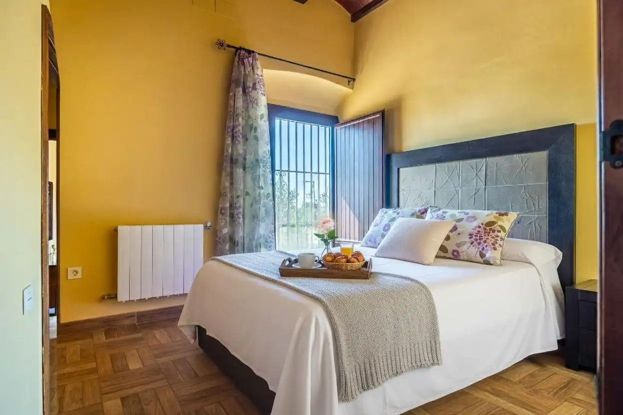 Habitación de Finca rústica en venta en Carmona con Calefacción, Jardín privado y Terraza