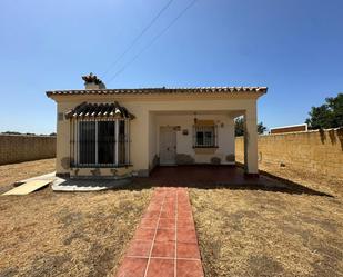 Vista exterior de Casa o xalet en venda en Chiclana de la Frontera amb Jardí privat i Terrassa
