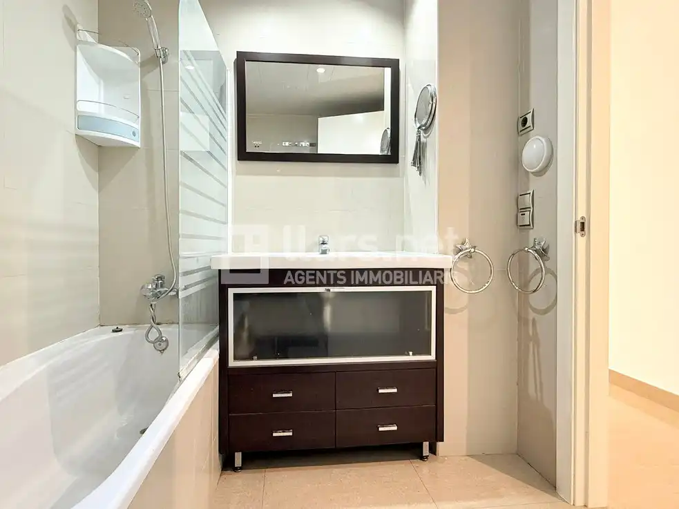 Bathroom of Flat for sale in Vilanova i la Geltrú  with Air Conditioner, Heating and Terrace