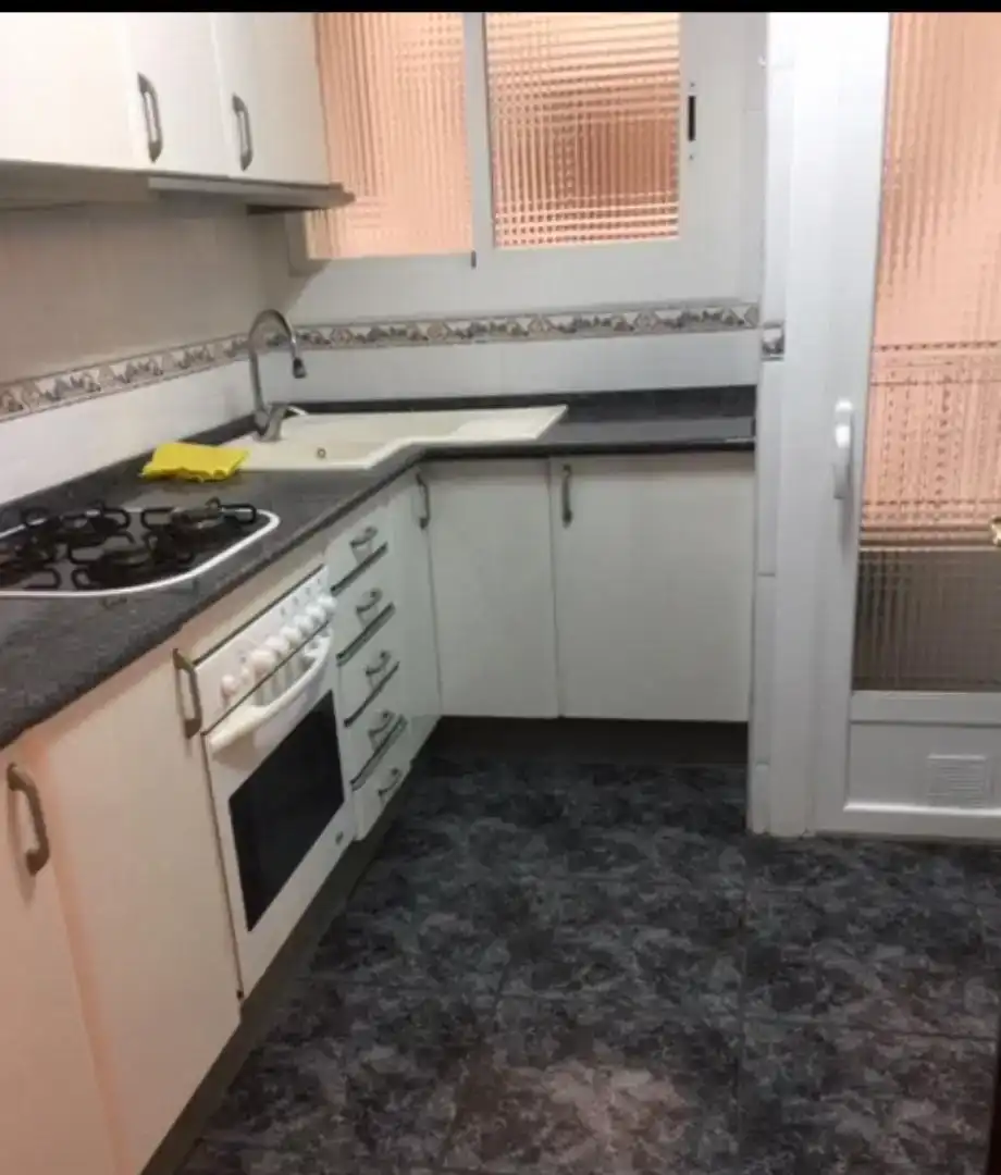 Cocina de Piso para compartir en Esplugues de Llobregat con Jardín privado, Piscina y Amueblado