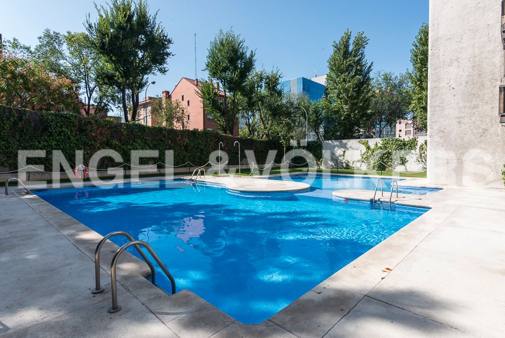 Piscina de Apartament de lloguer en  Madrid Capital amb Calefacció