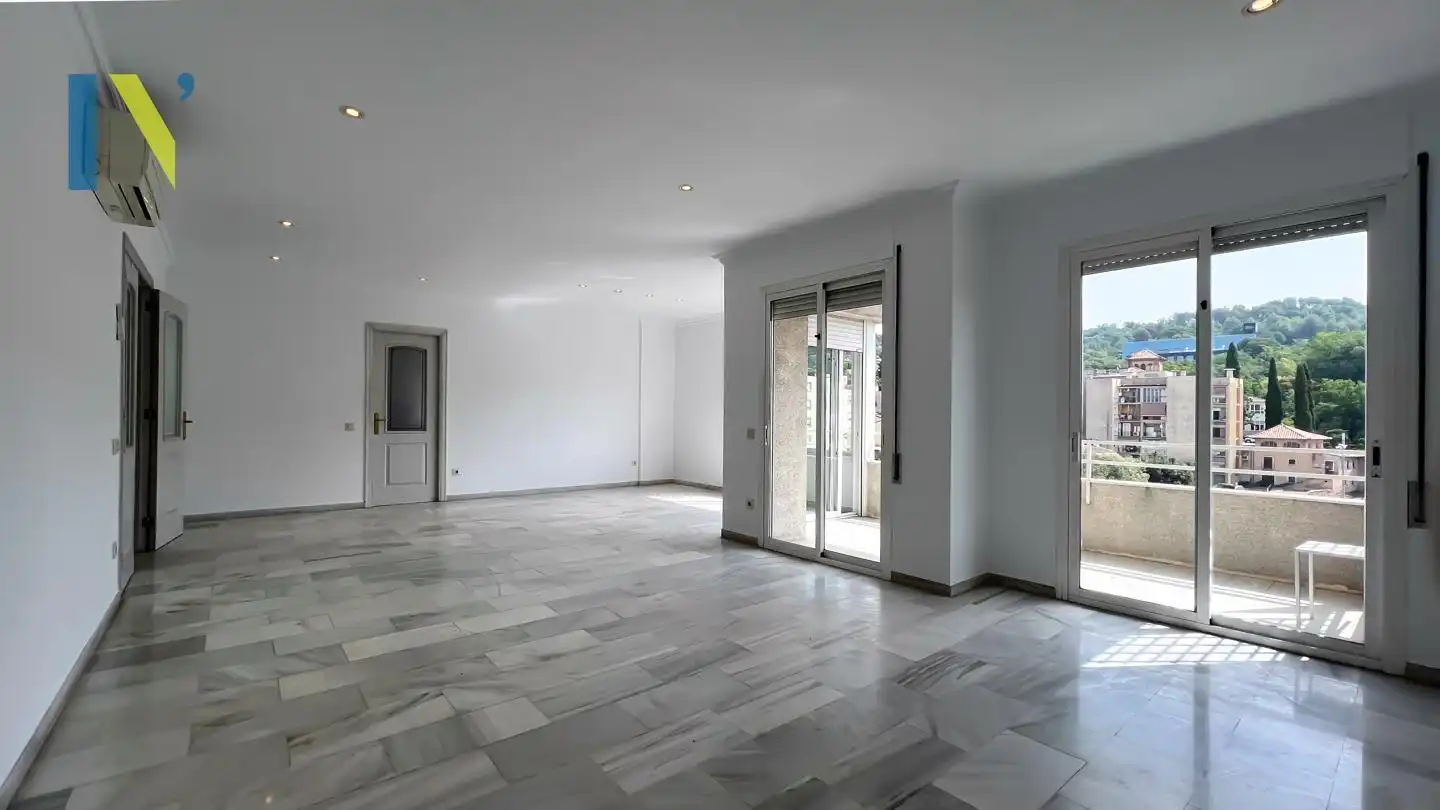 Sala d'estar de Àtic de lloguer en Girona amb Aire condicionat i Terrassa