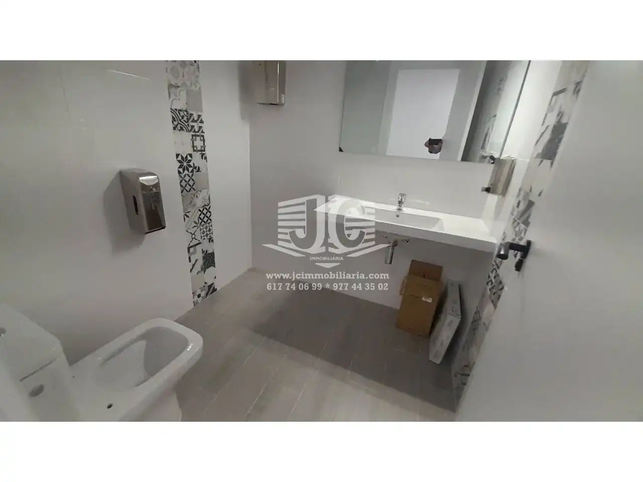 Badezimmer von Büro zur Miete in Tortosa mit Klimaanlage