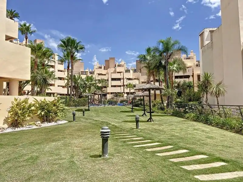 Vista exterior de Piso de alquiler en Estepona con Jardín privado, Terraza y Amueblado