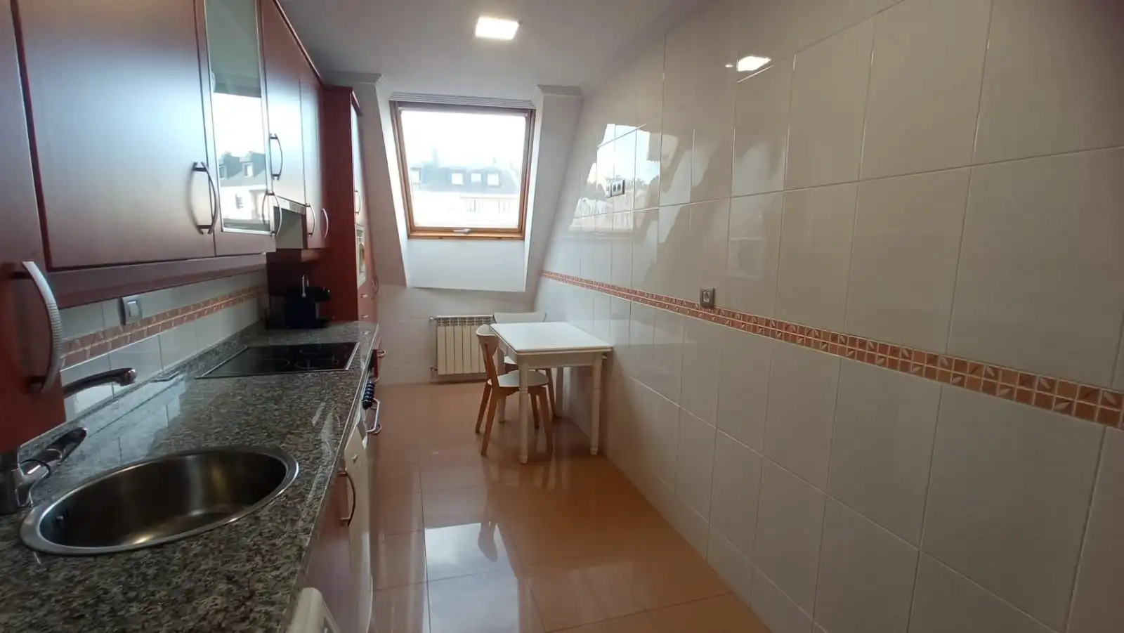 Cocina de Ático de alquiler en Oviedo  con Calefacción, Terraza y Trastero