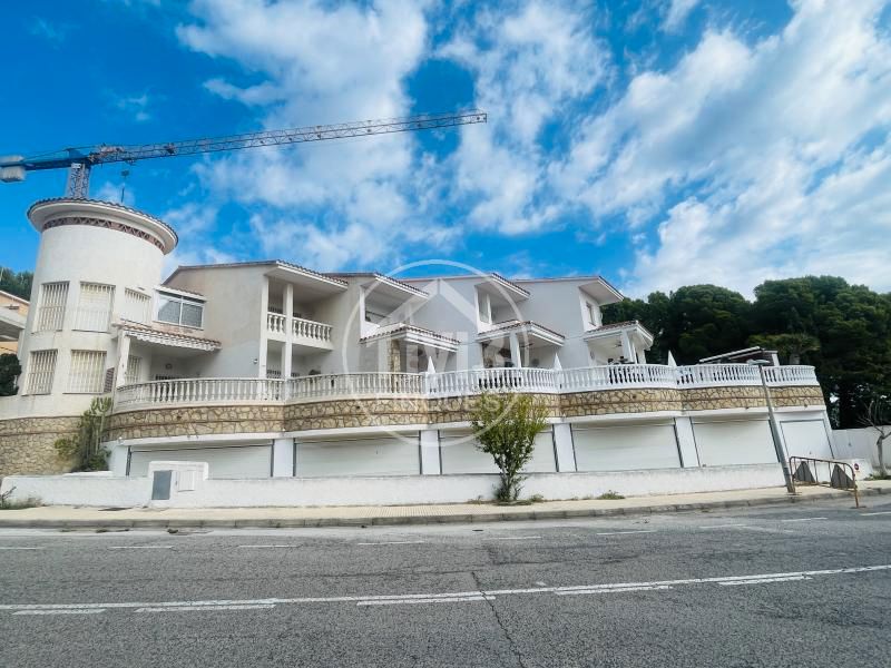 Vista exterior de Casa adosada en venda en Mont-roig del Camp amb Aire condicionat, Calefacció i Moblat