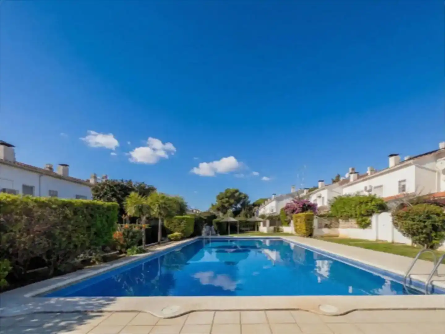 Vista exterior de Pis en venda en Castelldefels amb Aire condicionat i Piscina