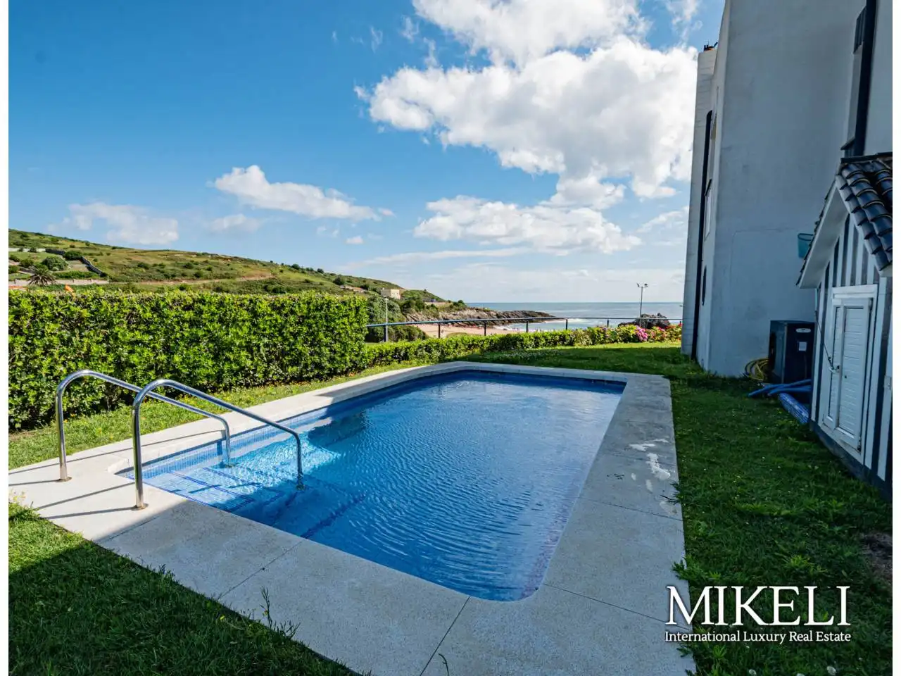 Piscina de Casa o xalet en venda en Santa Cruz de Bezana amb Calefacció, Jardí privat i Terrassa