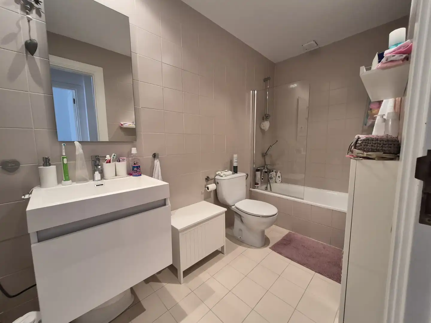 Badezimmer von Einfamilien-Reihenhaus zum Verkauf in Calella mit Klimaanlage, Heizung und Privatgarten