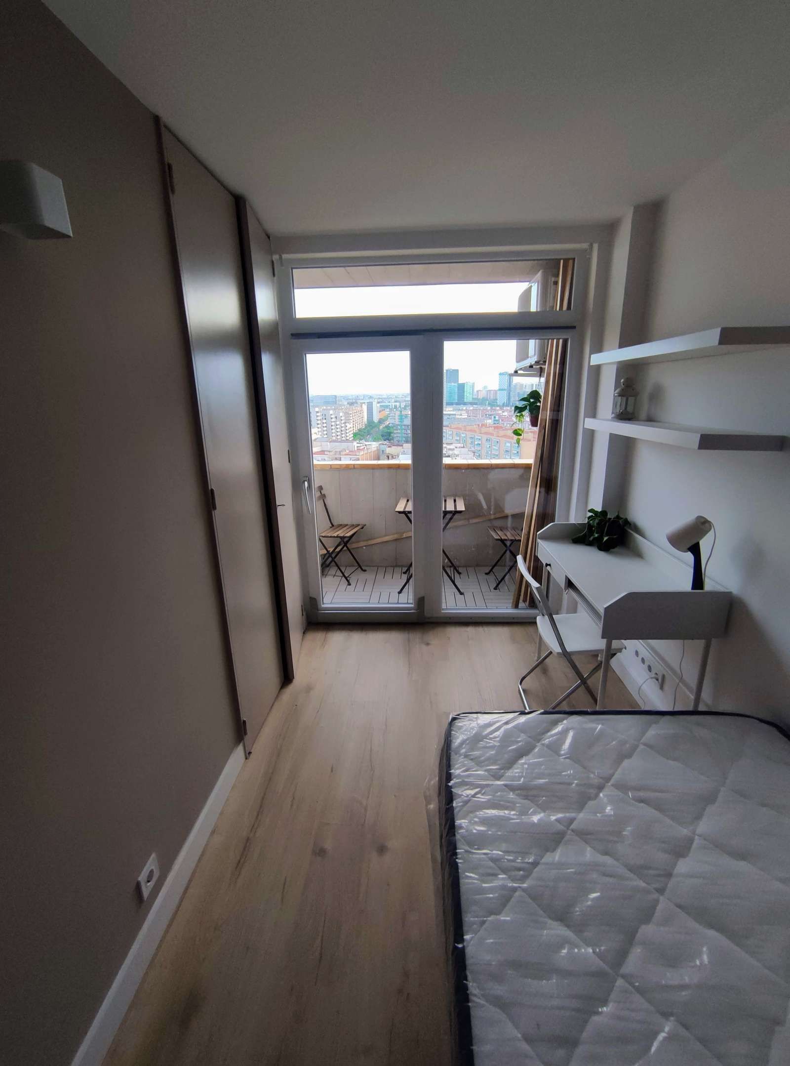 Flat to share in La Marina del Port