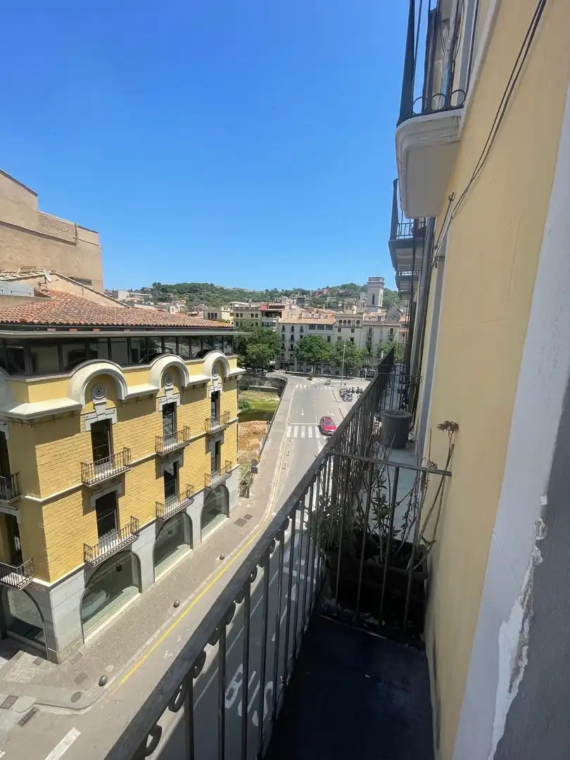 Vista exterior de Pis de lloguer en Girona amb Calefacció i Balcó