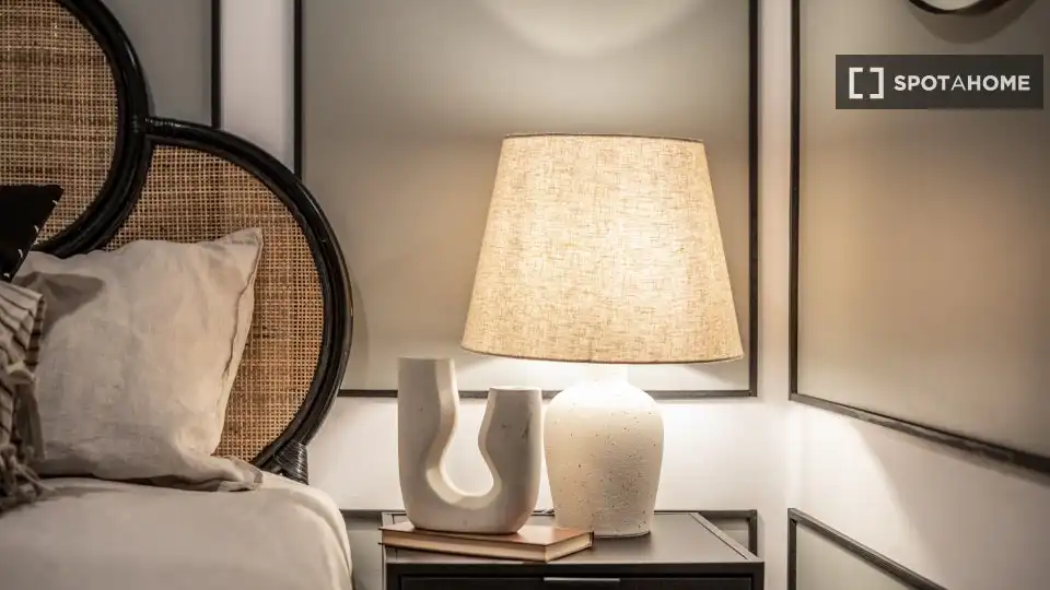 Dormitori de Apartament per a compartir en Madrid amb Aire condicionat, Terrassa i Moblat