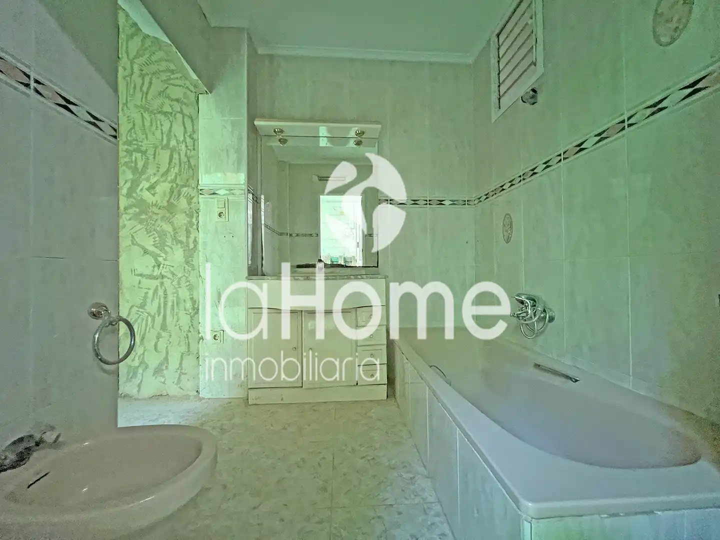 Bathroom of Houses for sale in La Pobla de Vallbona  with Terrace, Storage room and Balcony