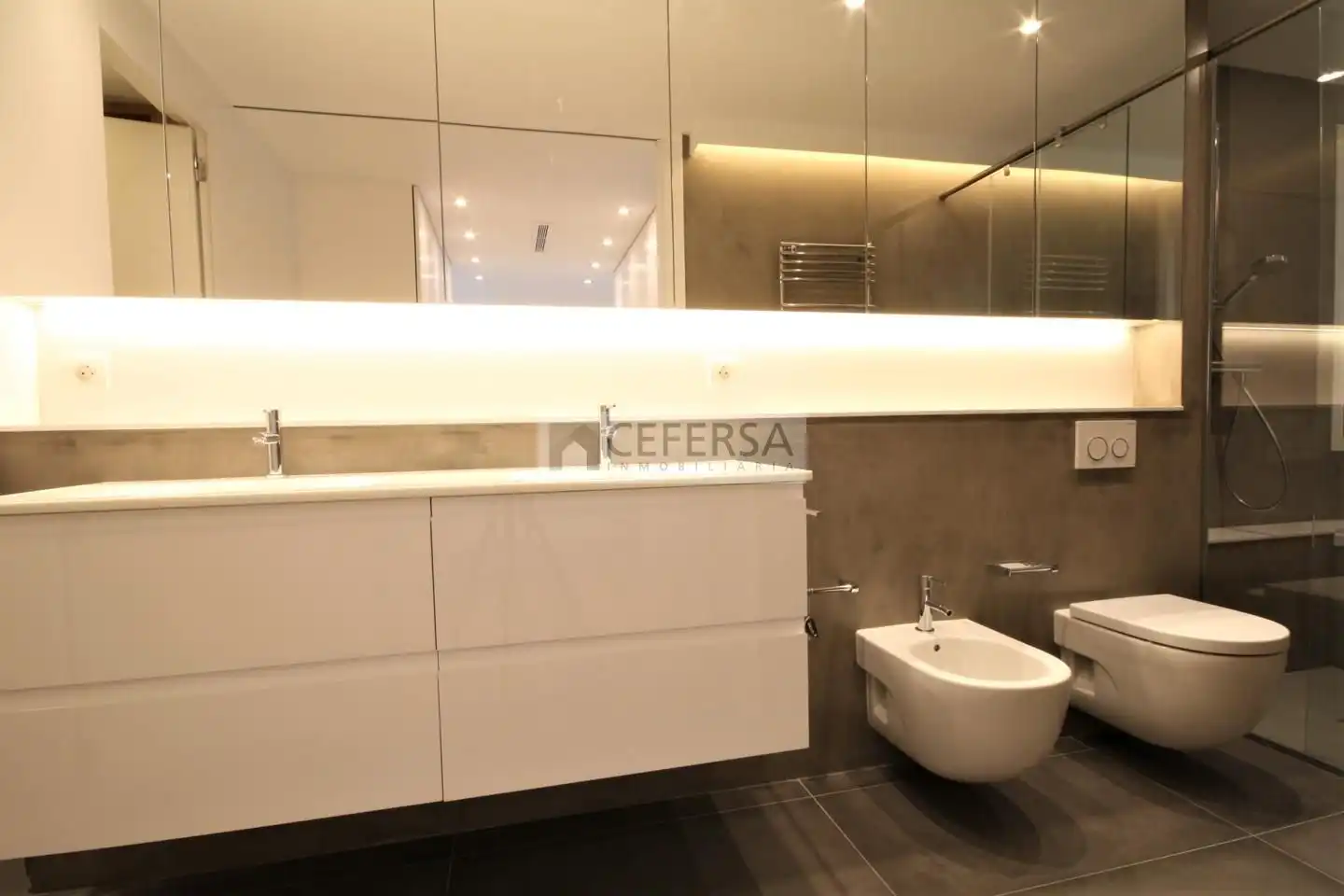 Badezimmer von Dachboden zur Miete in Barcelona mit Klimaanlage, Heizung und Parkett