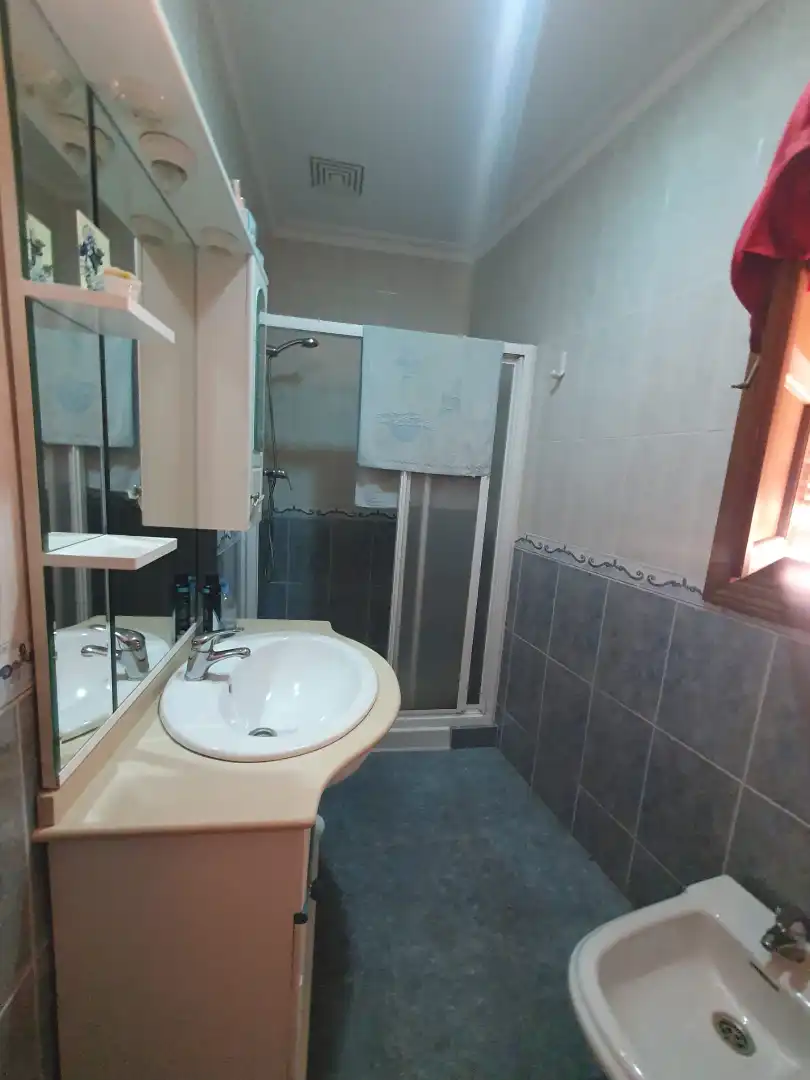 Bany de Casa o xalet en venda en Guadix amb Terrassa i Moblat