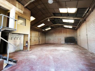 Industrial building for sale in Altos del Olivar - El Caracol