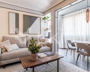 Sala d'estar de Apartament de lloguer en  Madrid Capital amb Aire condicionat i Terrassa
