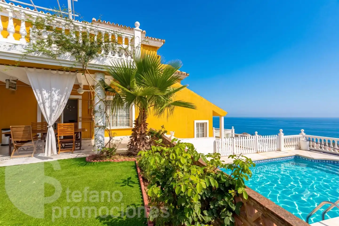 Vista exterior de Casa o chalet en venta en Rincón de la Victoria con Aire acondicionado, Jardín privado y Terraza