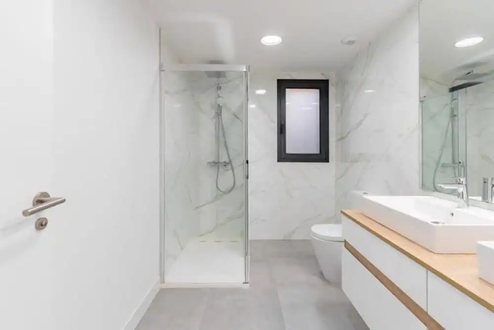 Baño de Apartamento de alquiler en Estepona con Aire acondicionado, Jardín privado y Terraza