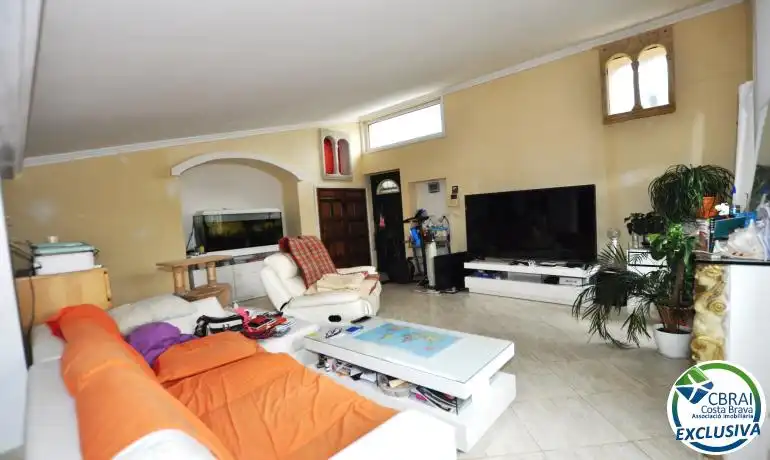 Wohnzimmer von Einfamilien-Reihenhaus zum Verkauf in Roses mit Heizung