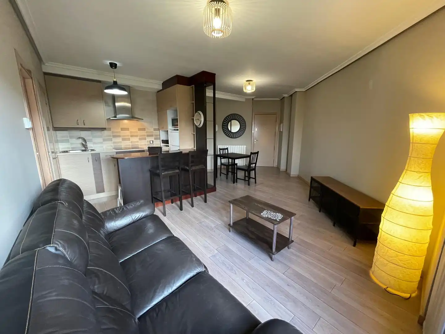 Sala d'estar de Pis de lloguer en Lugo amb Calefacció, Parquet i Moblat