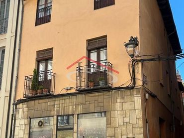 Casa en venda a LA RÚA CON CALLE LA PLATA