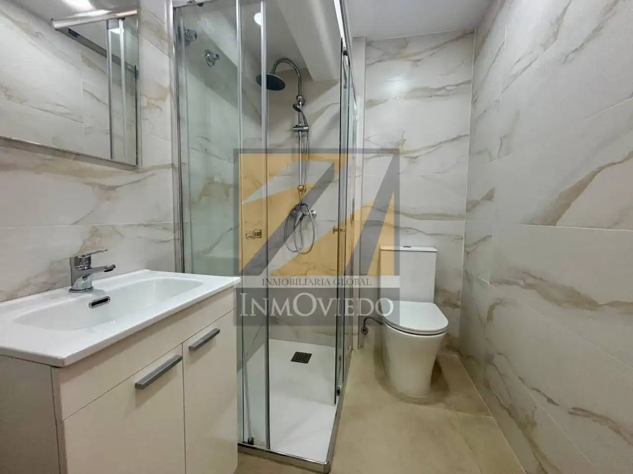 Baño de Piso en venta en Oviedo  con Terraza