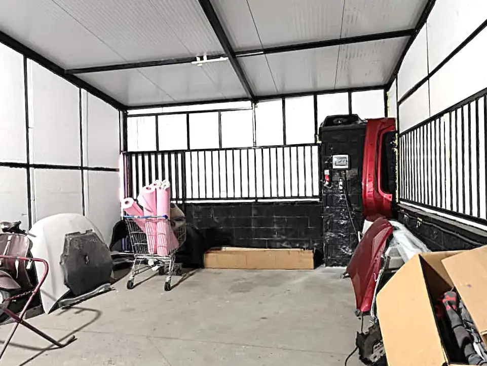 Parkplatz von Fabrikhallen zum Verkauf in Aranjuez mit Alarm