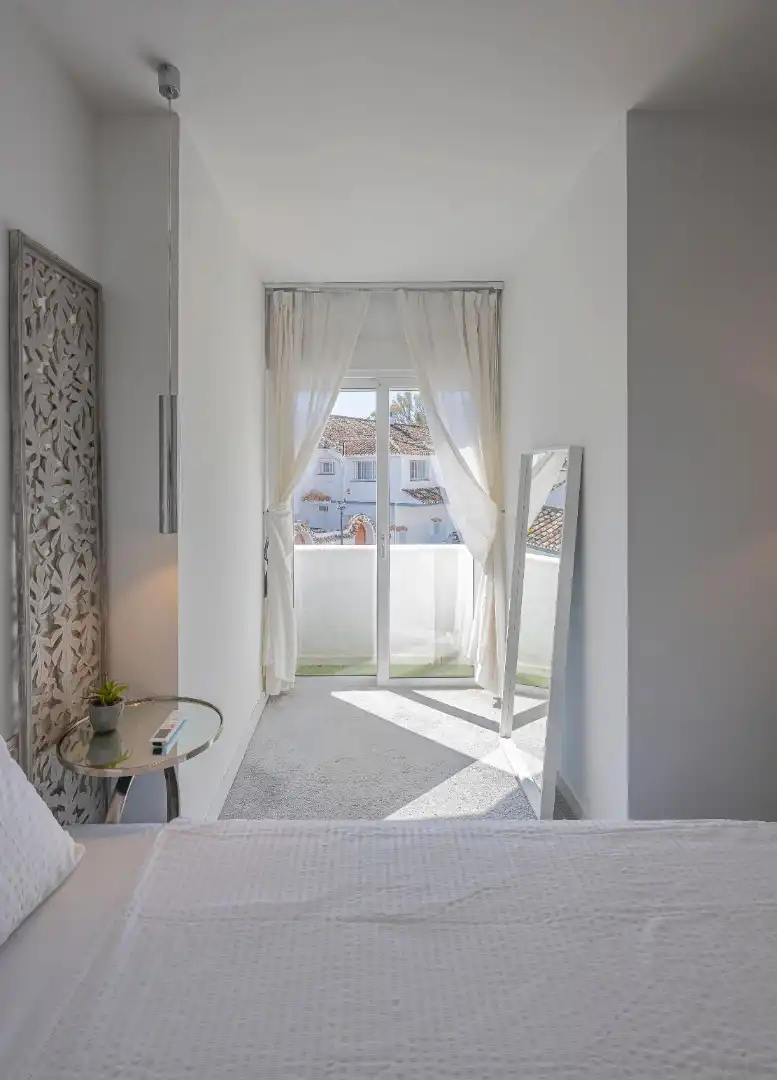Habitación de Casa adosada de alquiler en Marbella con Aire acondicionado, Jardín privado y Trastero