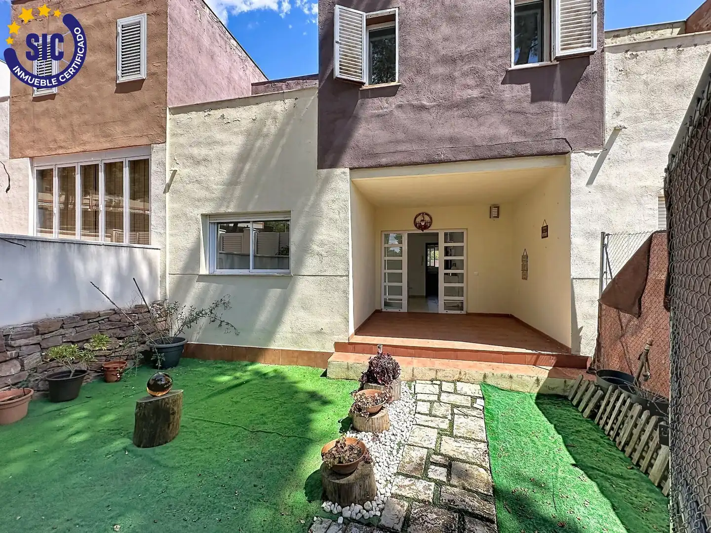 Vista exterior de Casa adosada en venta en Serra con Jardín privado, Terraza y Piscina comunitaria