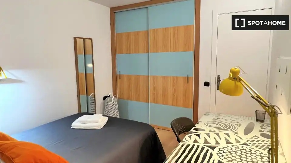 Bedroom of Flat for share in Barcelona  with Air Conditioner, Heating and Furnished