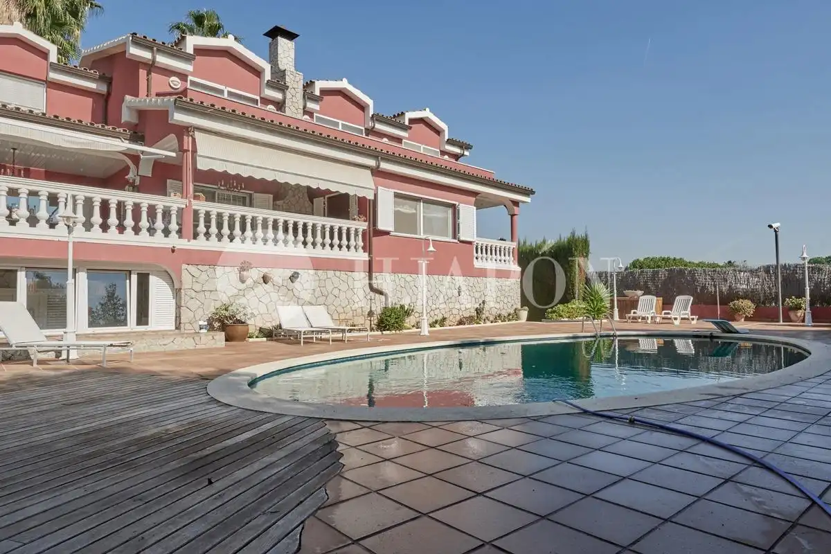 Vista exterior de Casa o xalet en venda en Alella amb Aire condicionat, Calefacció i Jardí privat