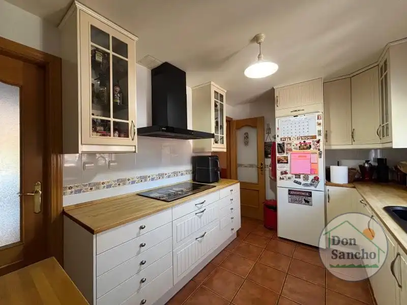 Cocina de Casa adosada en venta en Cabezón de Pisuerga con Calefacción, Jardín privado y Terraza