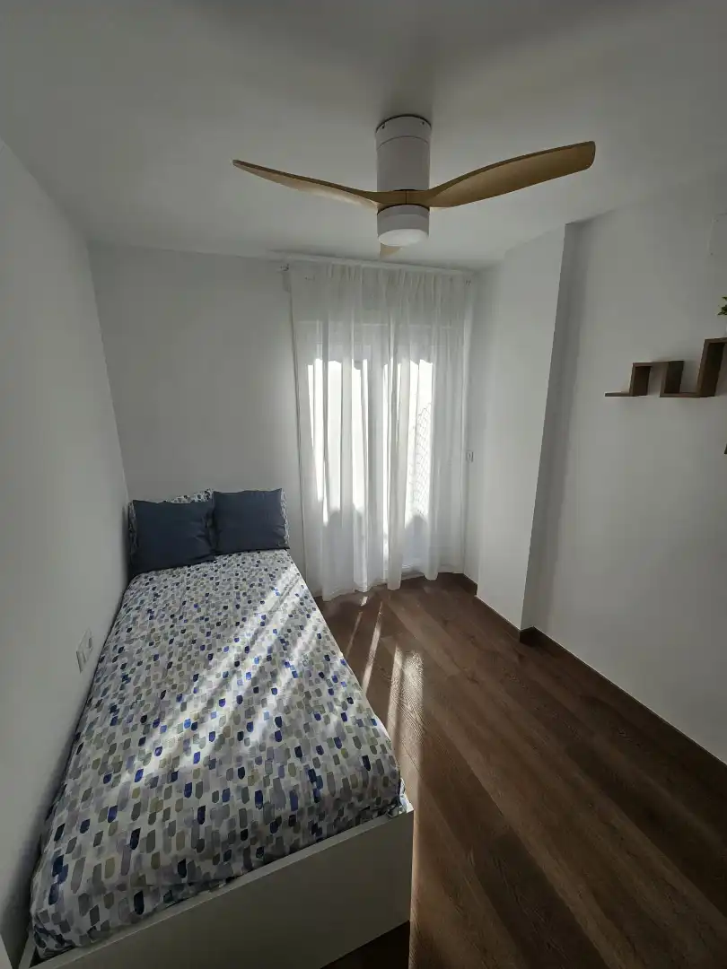 Dormitori de Casa adosada de lloguer en Algeciras amb Aire condicionat, Jardí privat i Parquet