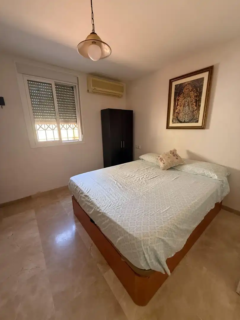 Dormitori de Casa adosada en venda en Bollullos de la Mitación amb Jardí privat