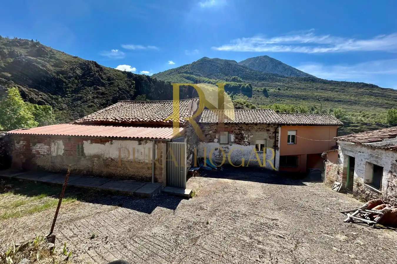 Exterior view of Houses for sale in Cármenes