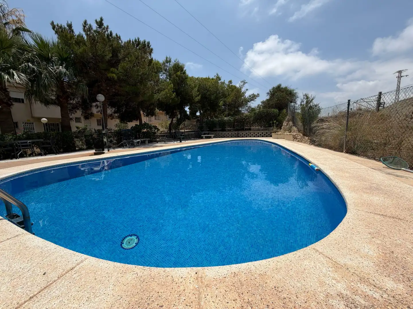 Schwimmbecken von Einfamilien-Reihenhaus zum Verkauf in El Campello mit Klimaanlage, Privatgarten und Terrasse