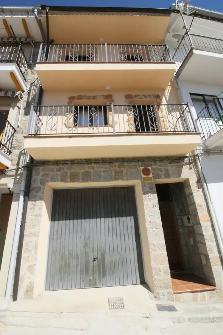 Vista exterior de Casa o xalet en venda en Pedro Bernardo amb Calefacció, Terrassa i Moblat