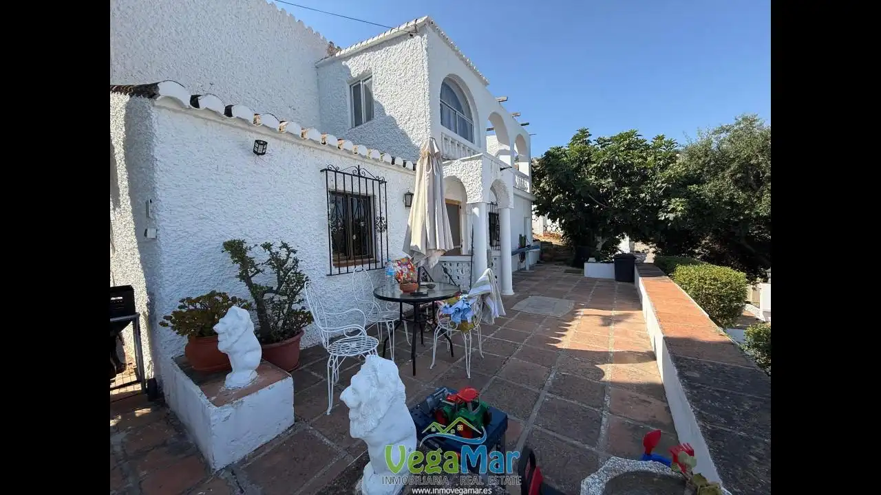 Vista exterior de Casa o chalet en venta en Almuñécar con Terraza y Piscina comunitaria