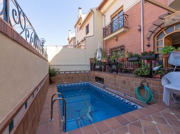 Maison avec balcon à vendre à Calle CASTOREÑO 7