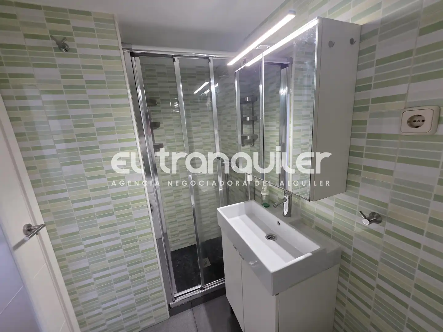 Bathroom of Study for rent in Madrid  with Air Conditioner, Parquet flooring and Washing machine