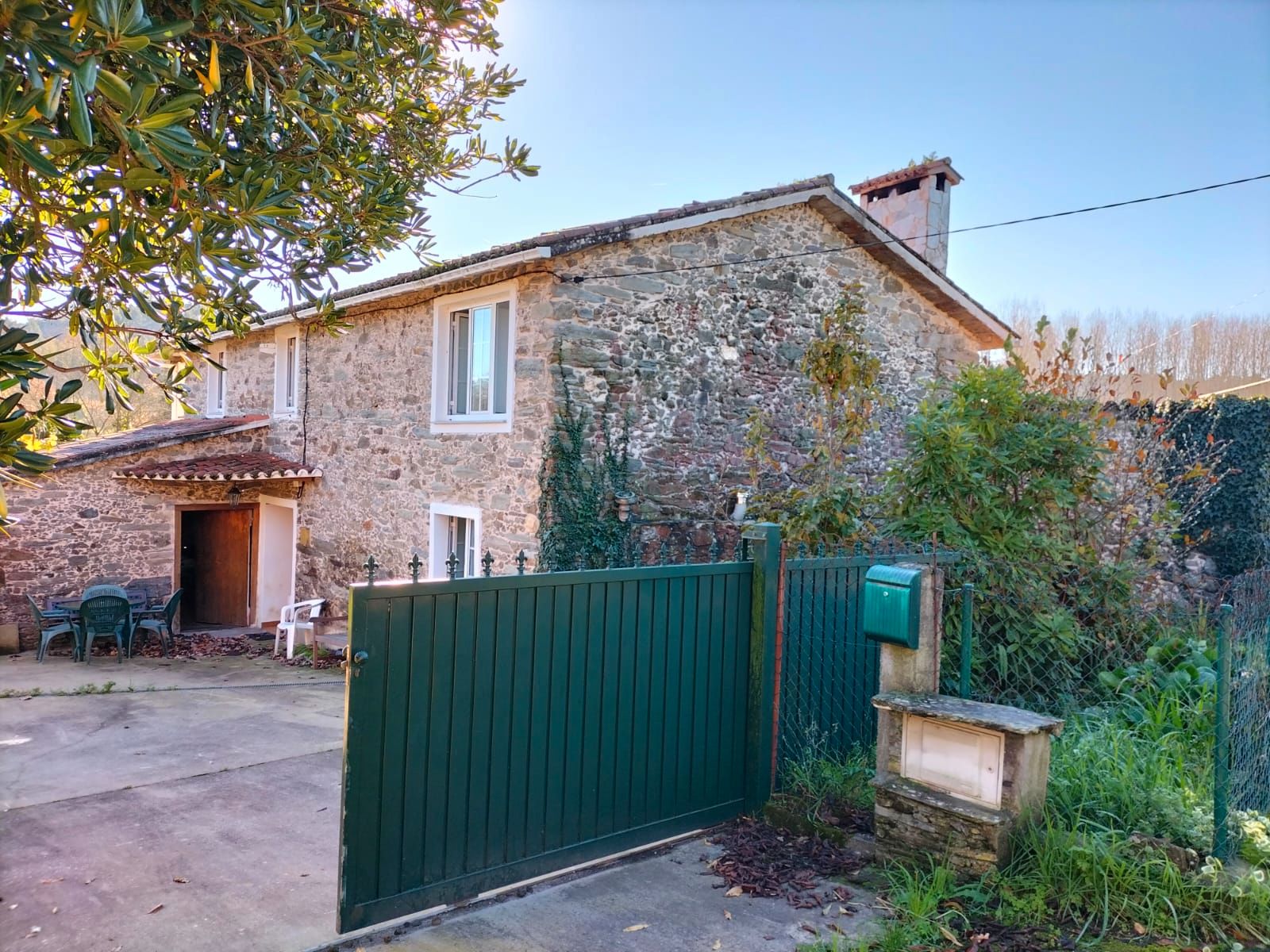 Vista exterior de Casa o xalet en venda en Abegondo amb Calefacció, Jardí privat i Parquet