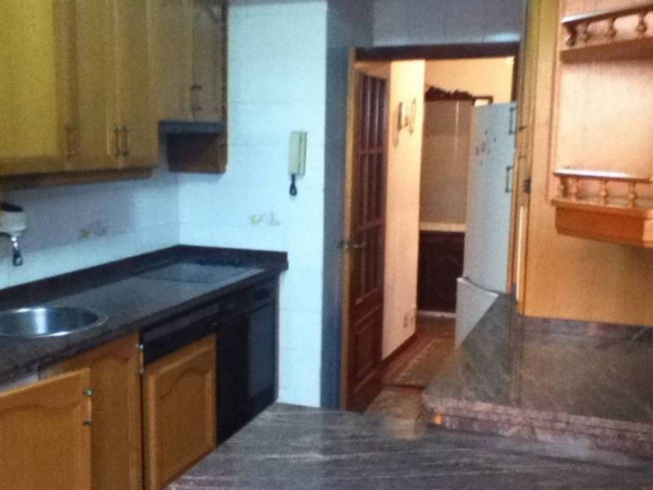 Cuina de Pis en venda en Oviedo  amb Calefacció, Traster i Moblat