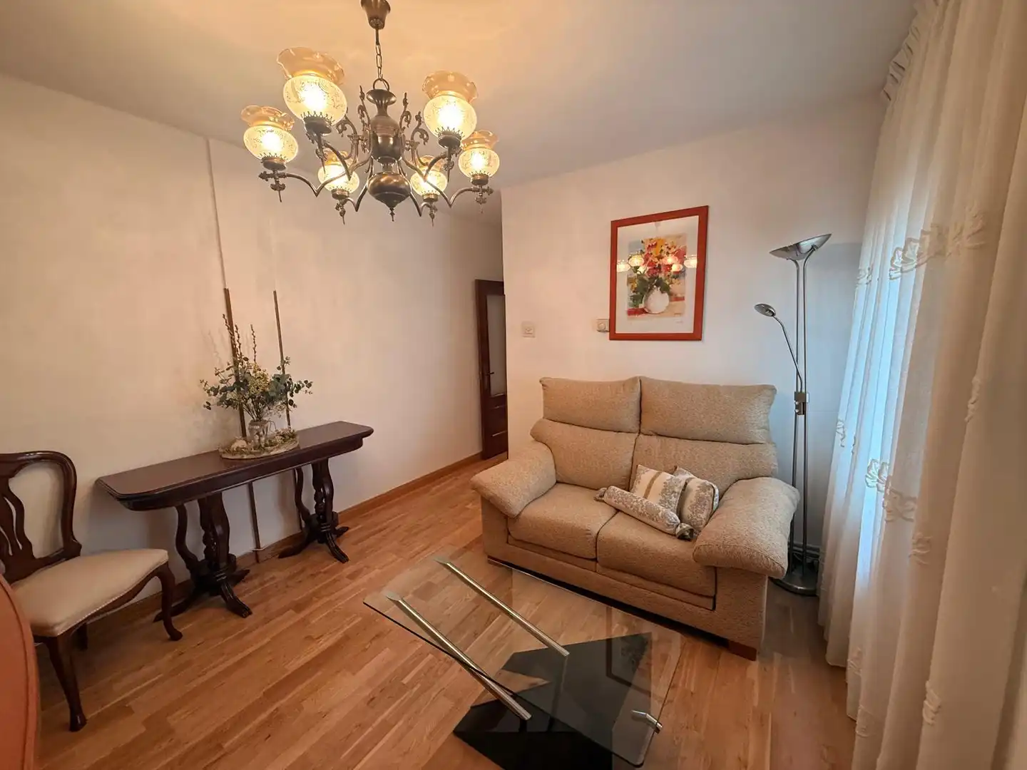 Sala d'estar de Pis en venda en Oviedo  amb Calefacció, Terrassa i Traster