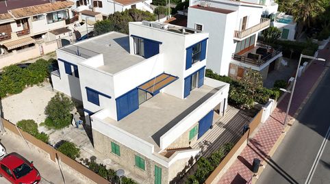 Bonito chalet unifamiliar con jardín muy bien cuidado y garaje propio en la zona de Las Maravillas.