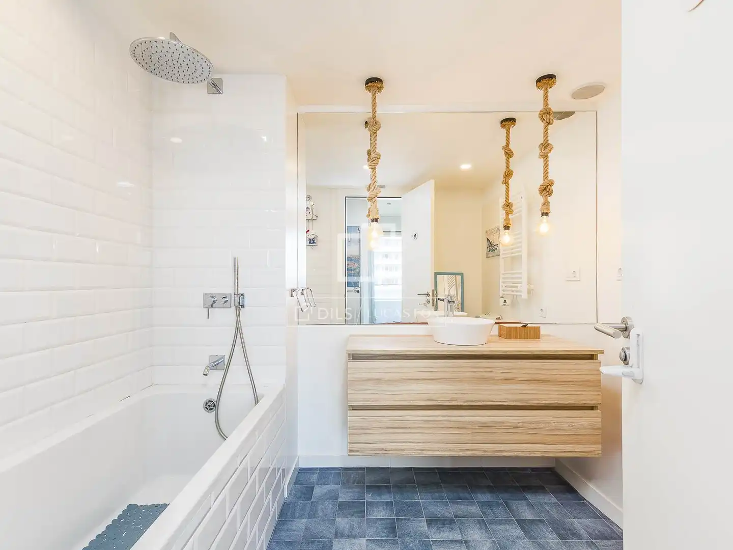 Badezimmer von Wohnung zum Verkauf in Barcelona mit Klimaanlage, Heizung und Privatgarten