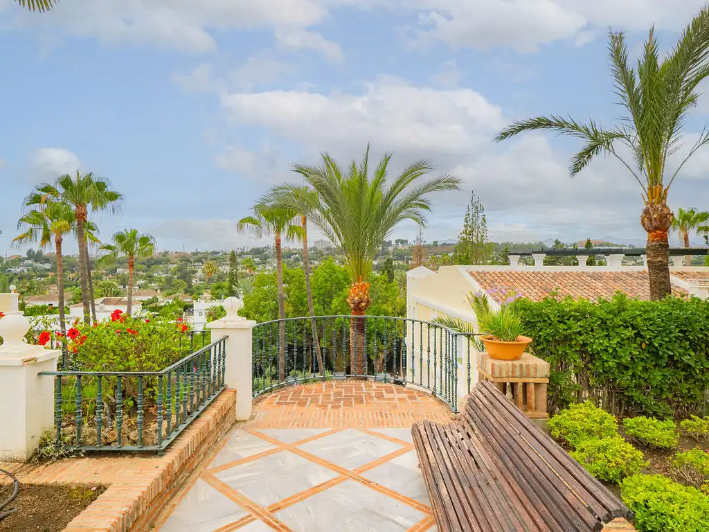 Vista exterior de Dúplex en venta en Marbella con Piscina