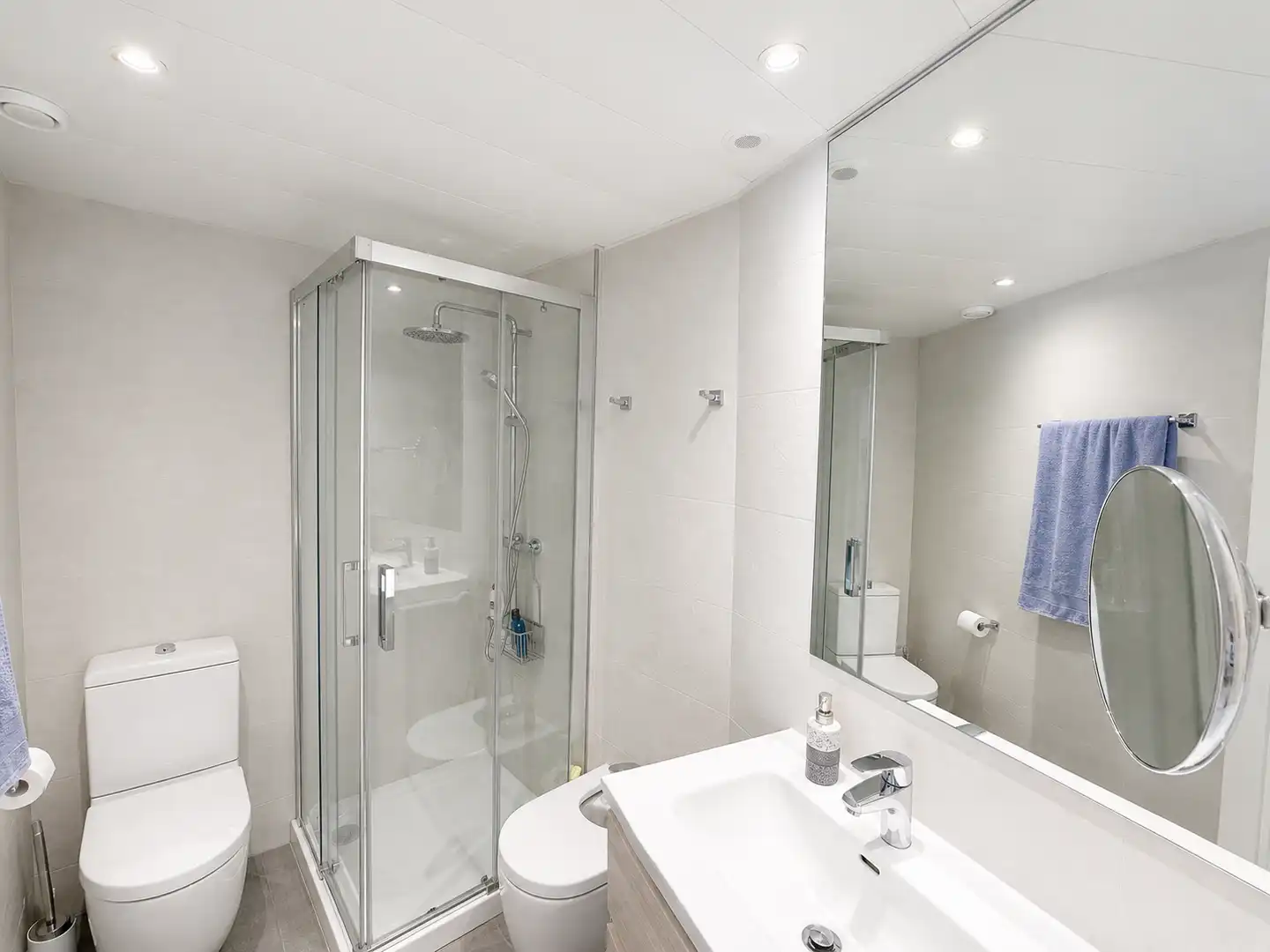 Baño de Dúplex en venta en Cornellà de Llobregat con Terraza, Trastero y Balcón